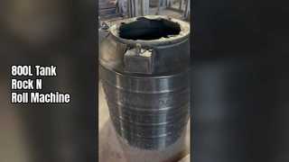 La machine de rotomoulage fabrique des réservoirs d'eau de 800 L